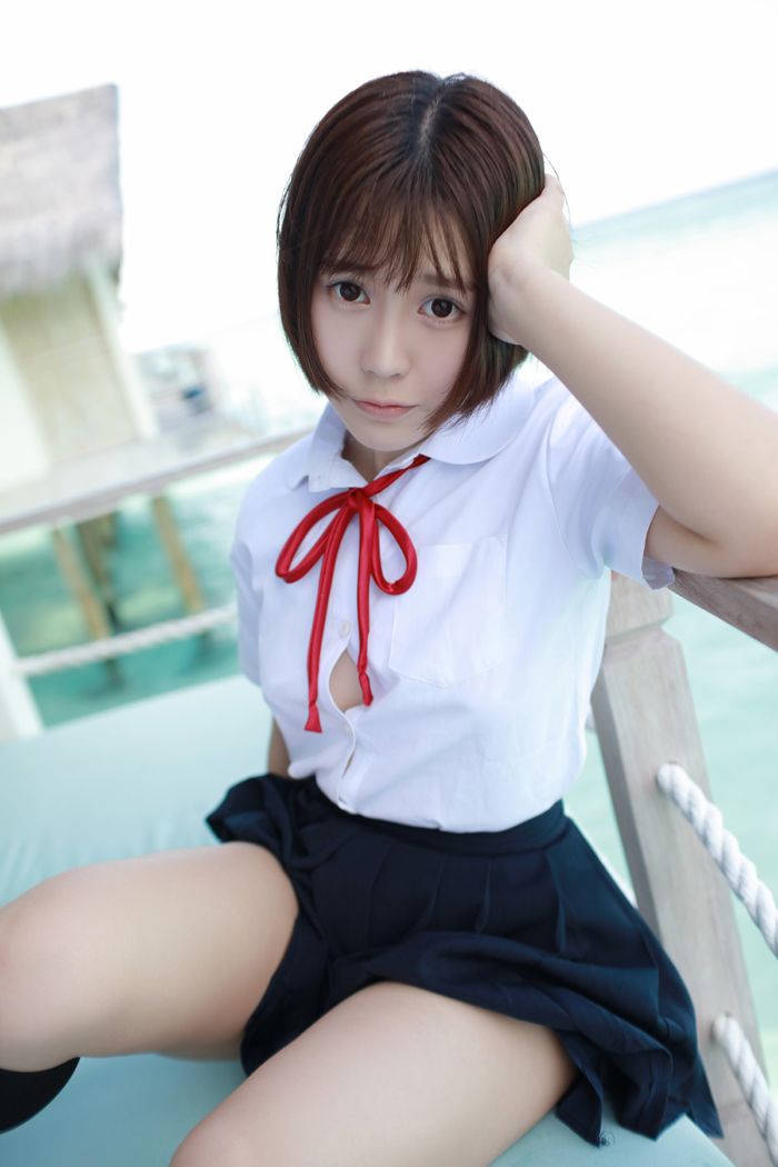 学生妹艾莉湿身白衬衣美乳依稀可见(图29)