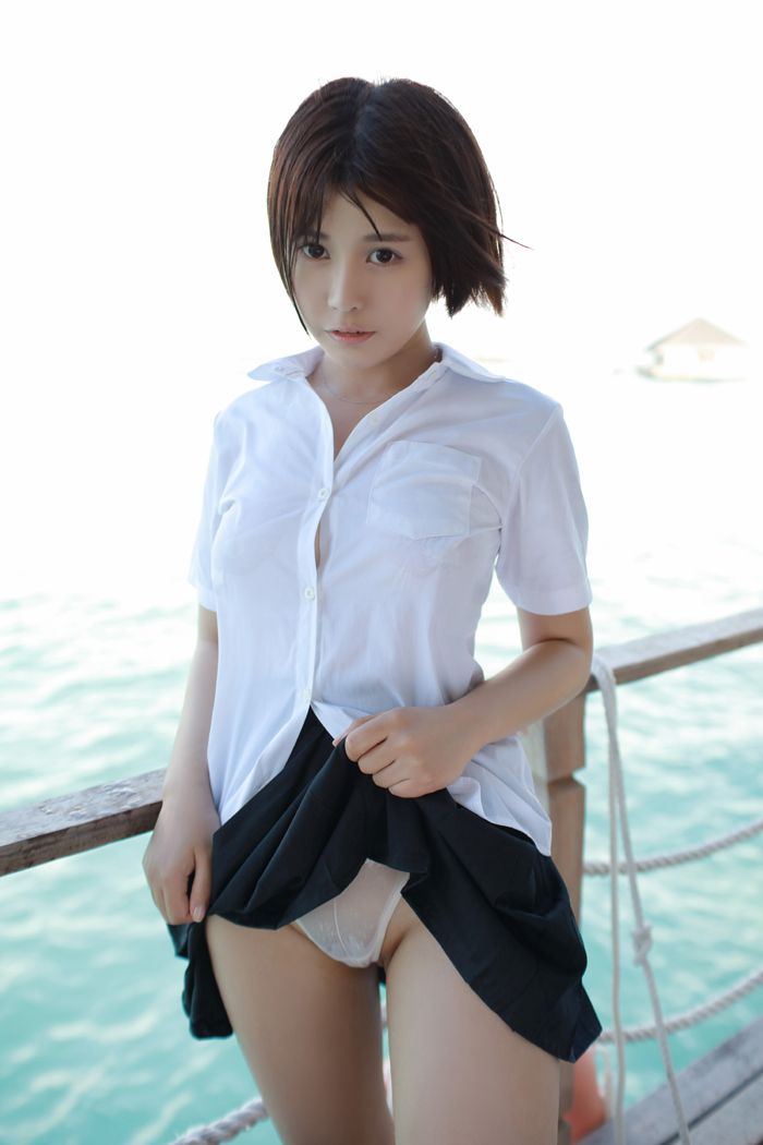 学生妹艾莉湿身白衬衣美乳依稀可见(图49)