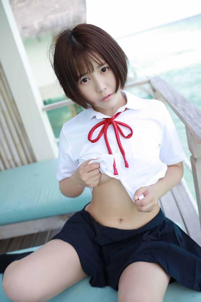学生妹艾莉湿身白衬衣美乳依稀可见(图30)
