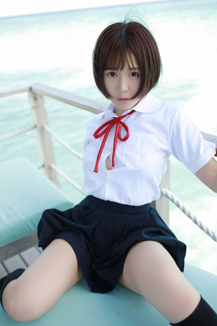 学生妹艾莉湿身白衬衣美乳依稀可见(图26)