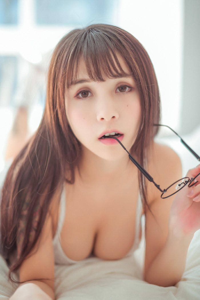 女神夏美酱比基尼包不住诱人美胸(图12)