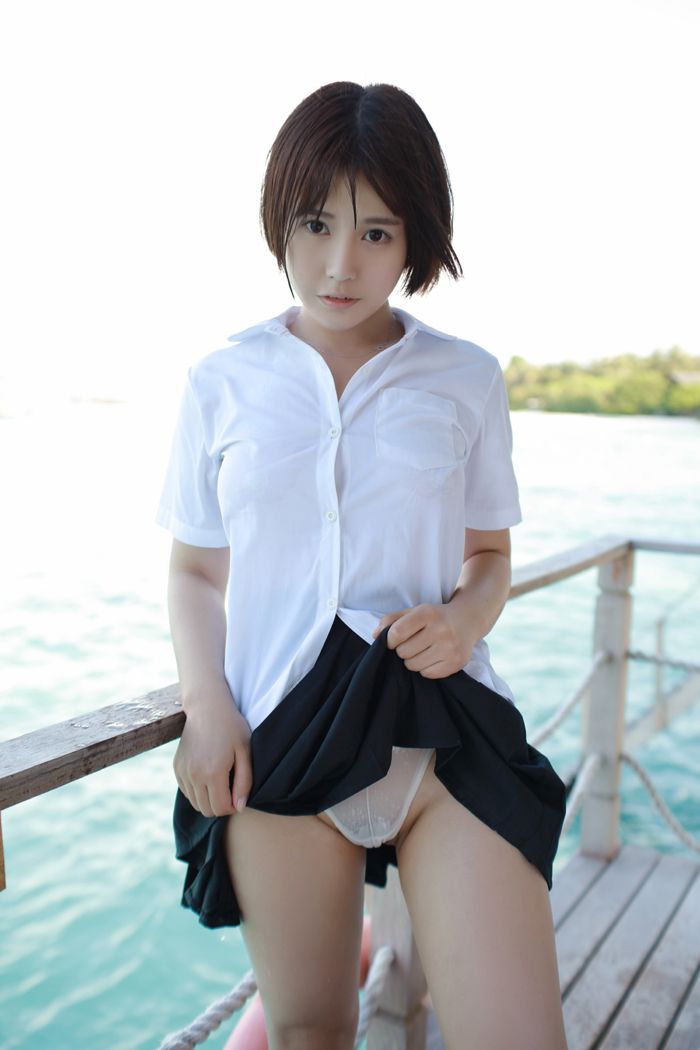 学生妹艾莉湿身白衬衣美乳依稀可见(图48)