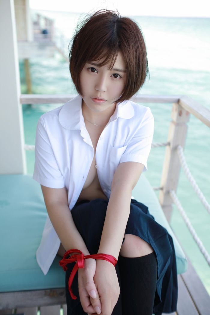 学生妹艾莉湿身白衬衣美乳依稀可见(图36)