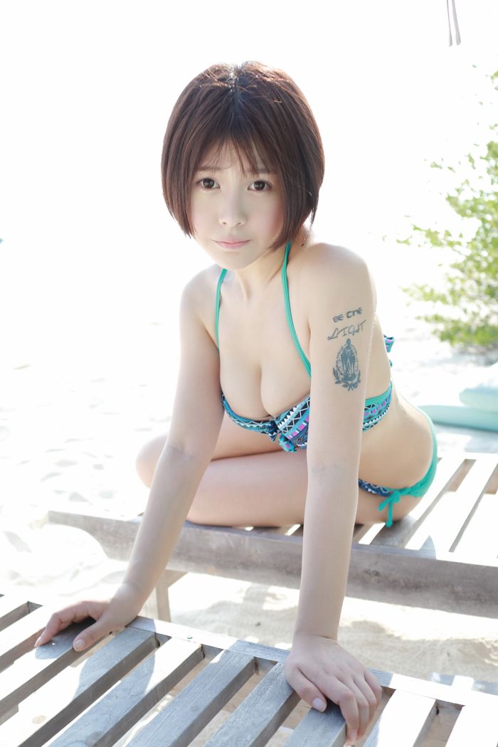 学生妹艾莉湿身白衬衣美乳依稀可见(图4)