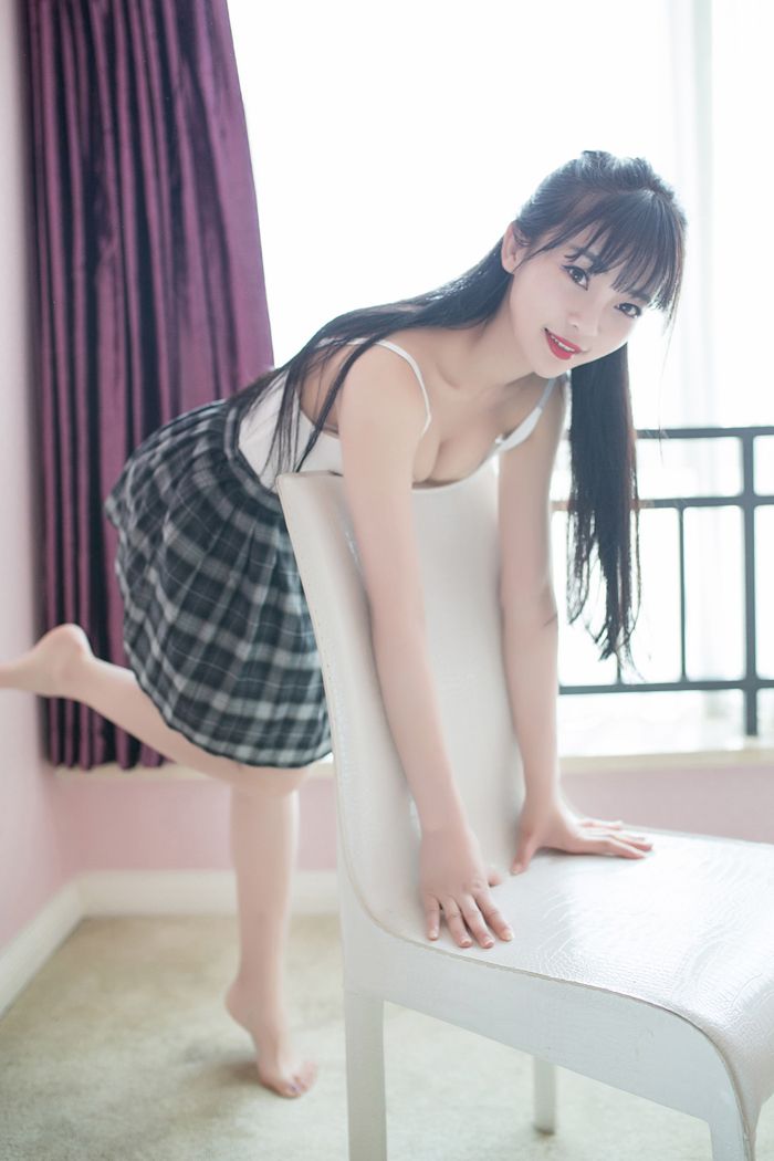 俏皮妹子莉莉丝学生短裙内内走光光(图39)