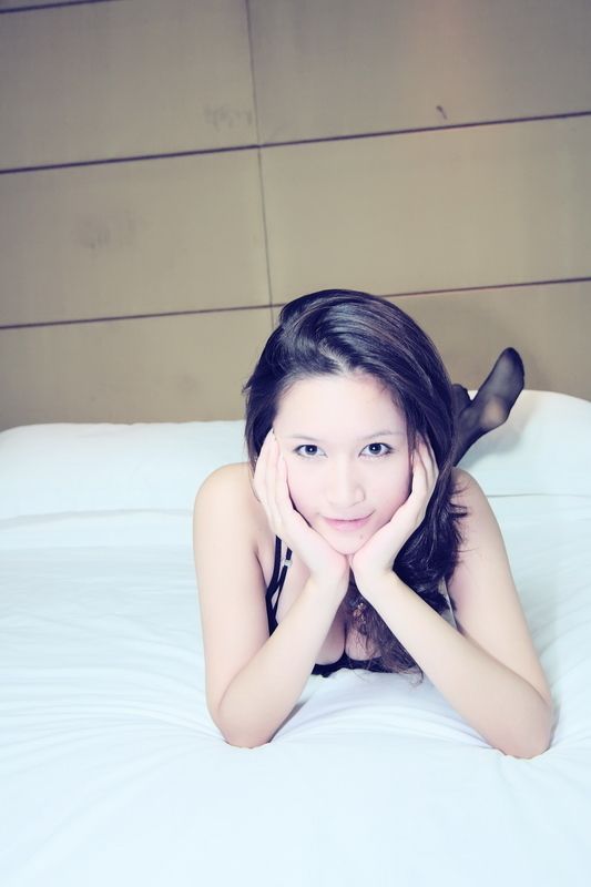 美女车模小乔黑色吊带丝袜诱惑(图16)