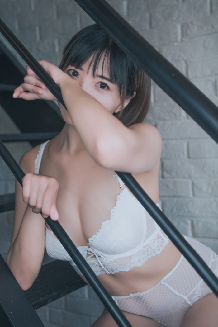 性感萌妹黑黑真空上阵内衣遮两点(图31)