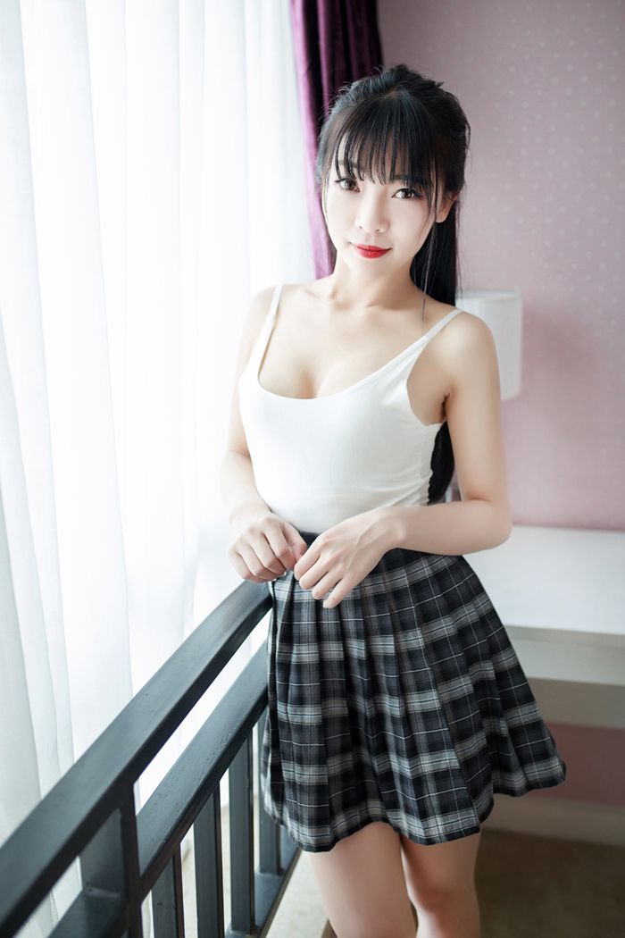 俏皮妹子莉莉丝学生短裙内内走光光(图46)