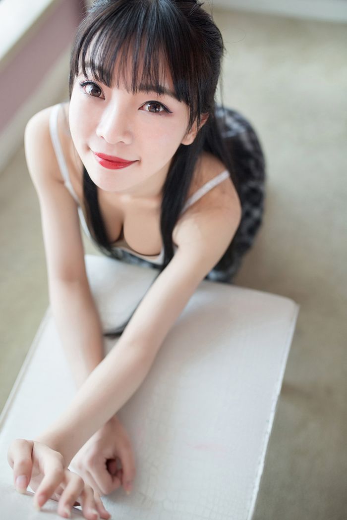 俏皮妹子莉莉丝学生短裙内内走光光(图37)