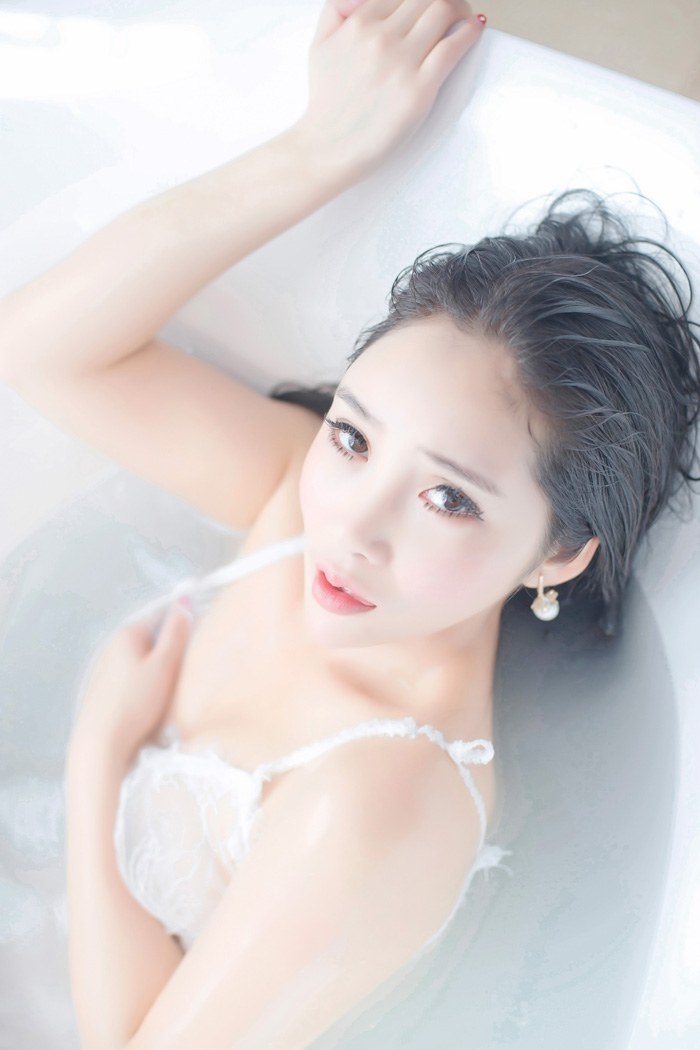 大胸妹艾弥丰乳肥臀让人欲罢不能(图11)