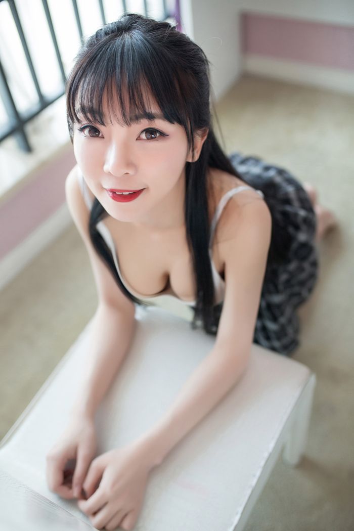 俏皮妹子莉莉丝学生短裙内内走光光(图36)