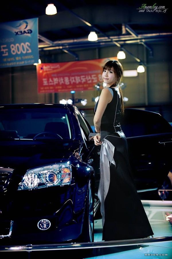 眼睛超大的韩国美女车模(图4)