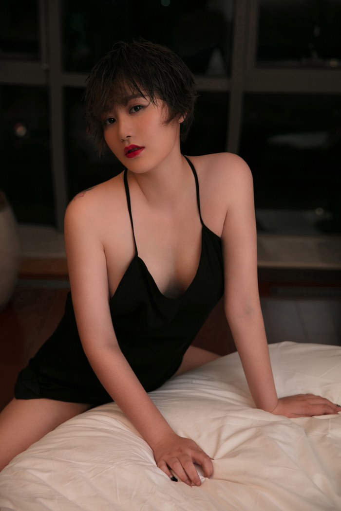 嫩模瑶瑶吊带秀美胸下体全裸超诱人(图45)