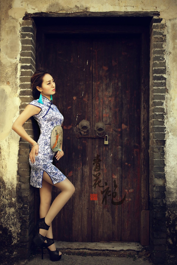 上海老街巷里的青花旗袍(图2)