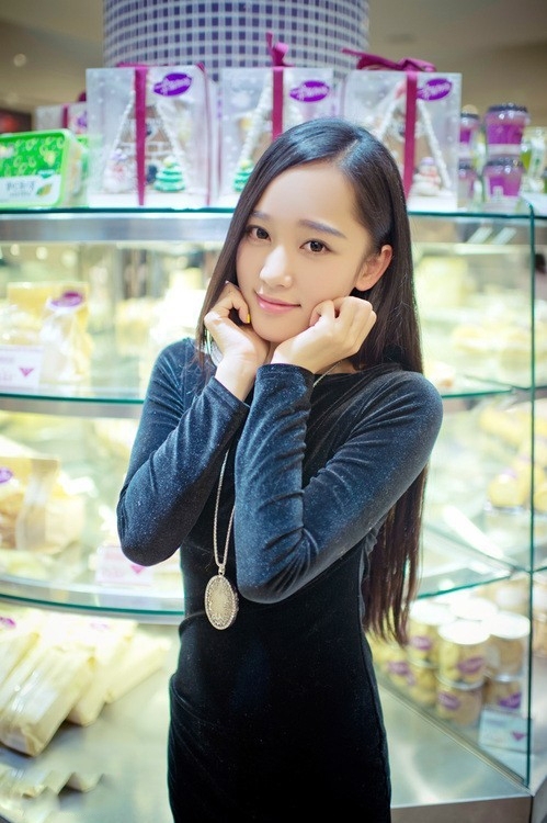 白皙美女皮肤如牛奶一般(图3)