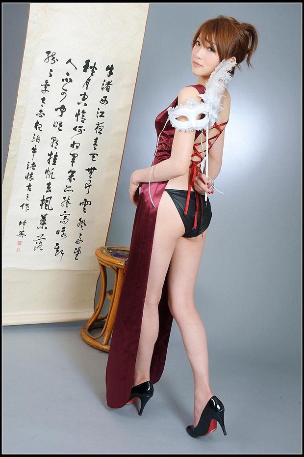 气质女郎红色旗袍装露美臀(图9)