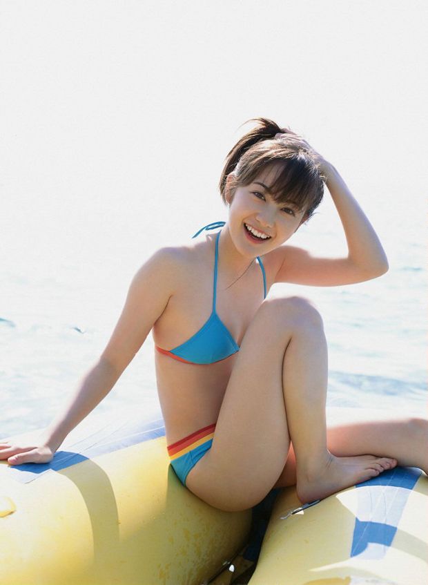 蓝色海滩阳光下的极品美体少女(图1)