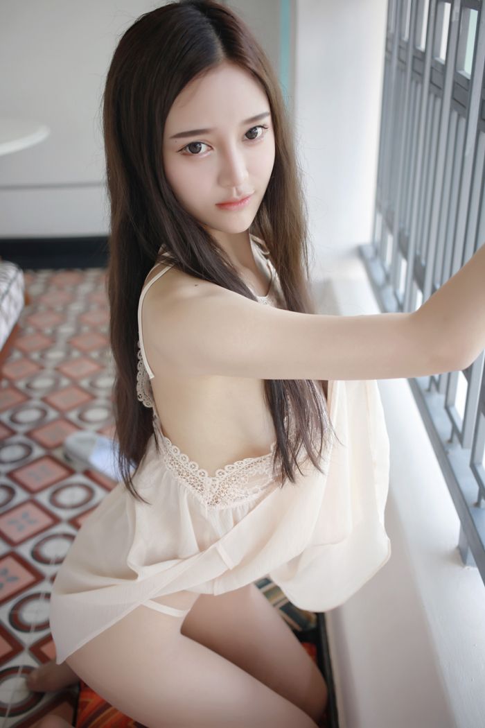 模范女神唐琪儿透视短裙美乳依稀可见(图25)