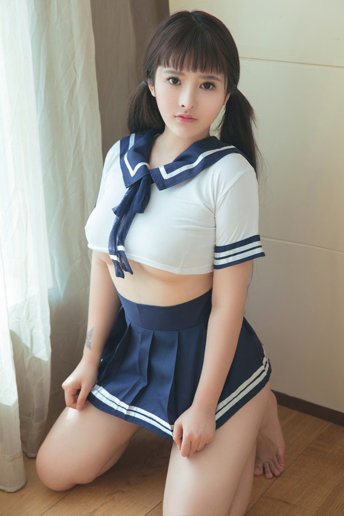 宅男女神杨漫妮制服秀丰乳肥臀看点足(图3)