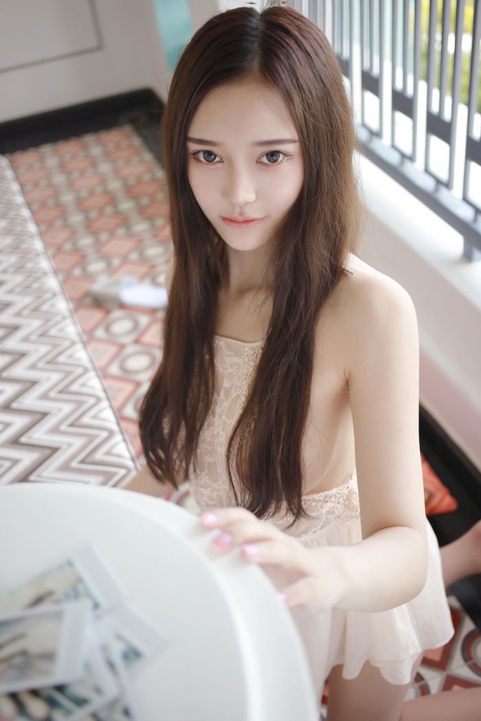 模范女神唐琪儿透视短裙美乳依稀可见(图38)