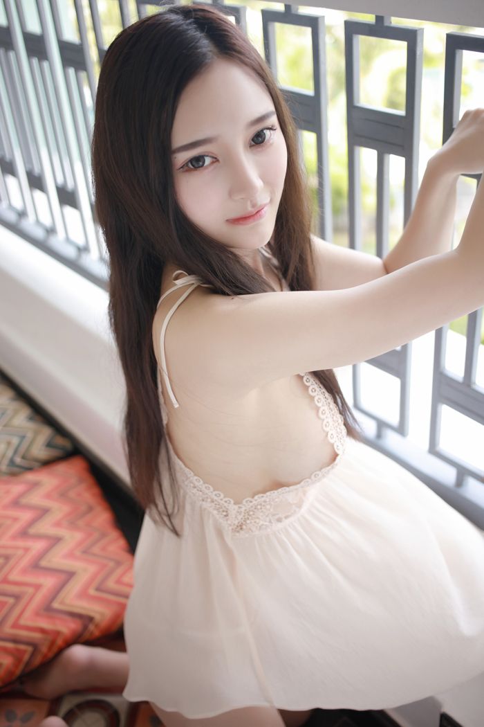 模范女神唐琪儿透视短裙美乳依稀可见(图37)