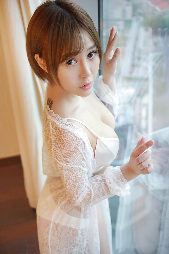 女神艾莉镂空内衣酥胸大露很吸睛(图11)