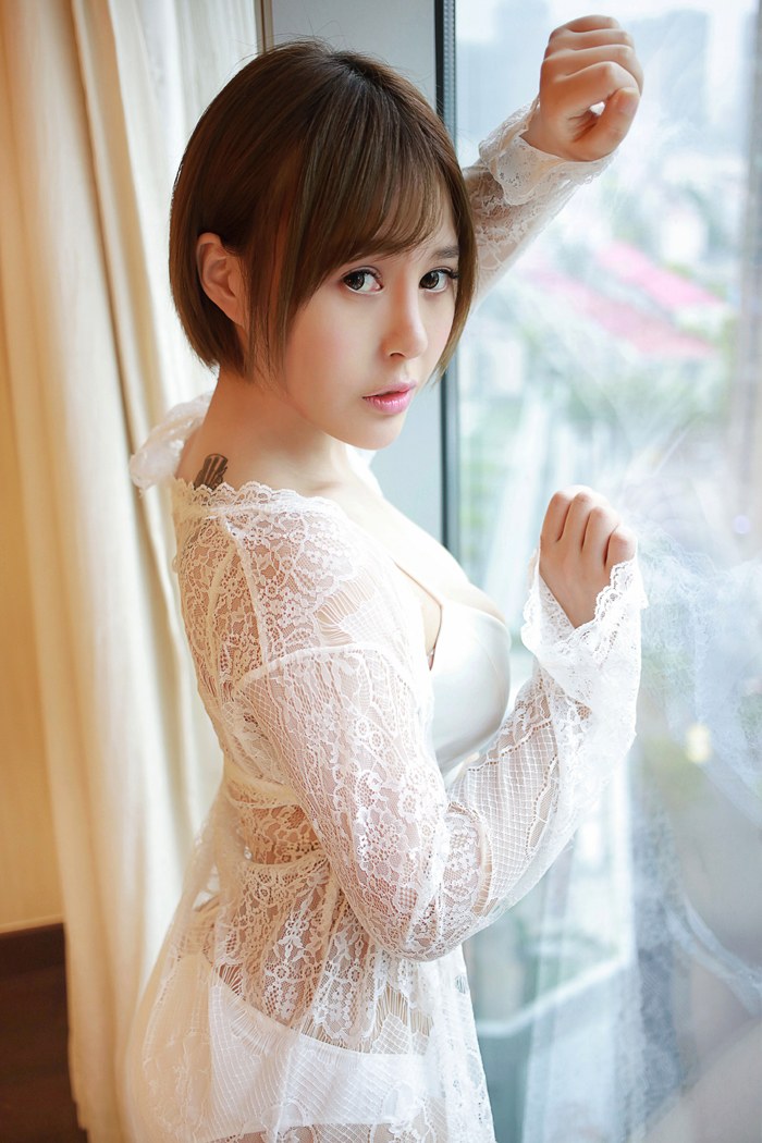 女神艾莉镂空内衣酥胸大露很吸睛(图2)