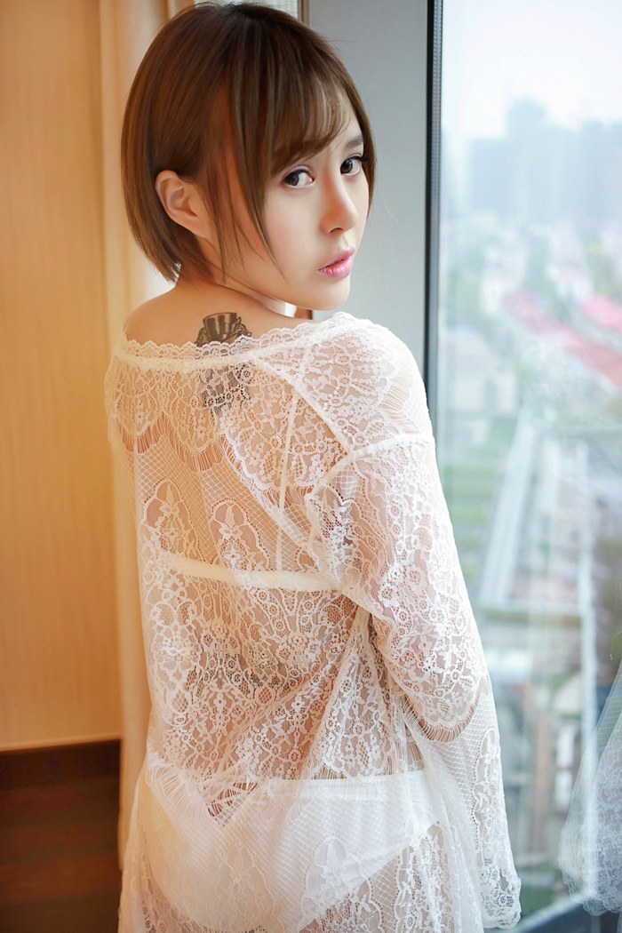 女神艾莉镂空内衣酥胸大露很吸睛(图9)