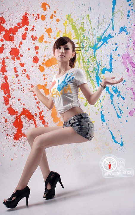 靓丽性感的院校画家美女(图1)