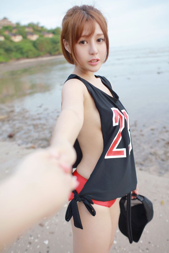 球衣小妹艾莉圆球半露大屁屁很诱人(图35)