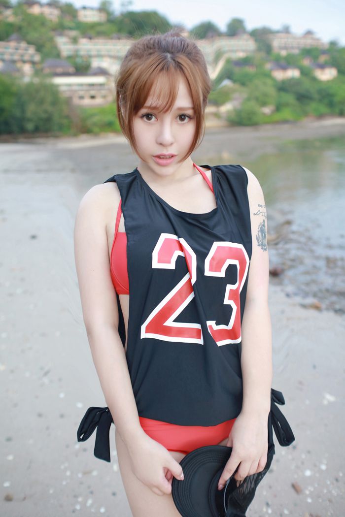 球衣小妹艾莉圆球半露大屁屁很诱人(图34)