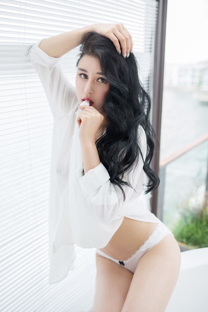 美丽天使叶佳颐白衣下美乳依稀可见(图7)