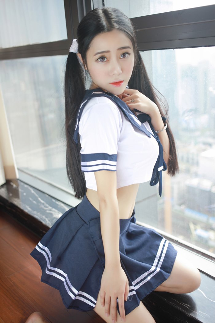 性感女仆兜豆靓Youlin百变制服诱惑(图2)