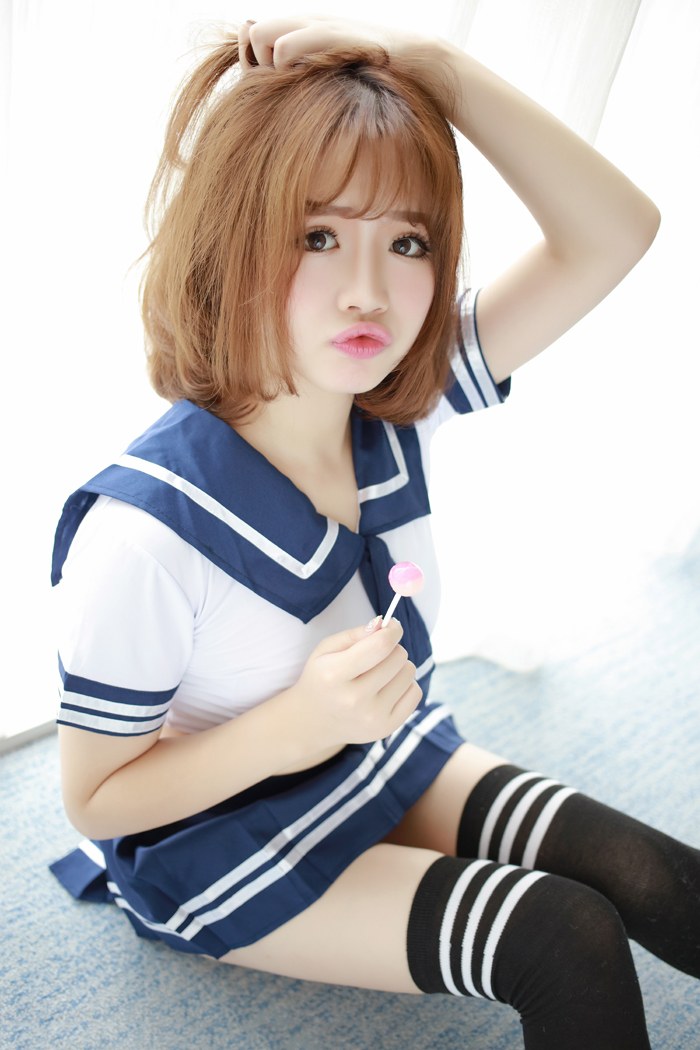 制服美女徐cake吃蛋糕双乳隐现迷死人(图13)