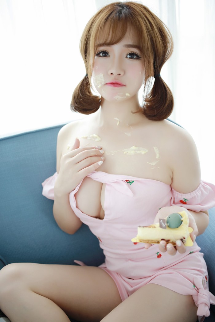 制服美女徐cake吃蛋糕双乳隐现迷死人(图30)